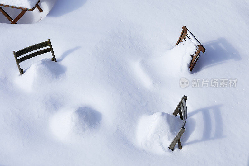 蒙特利尔的花园，椅子被雪覆盖