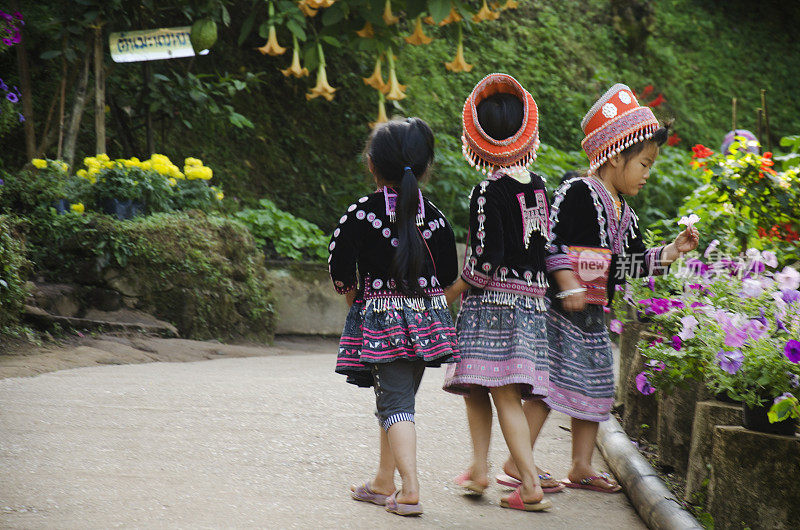 苗族儿童穿着传统服装，与朋友玩耍
