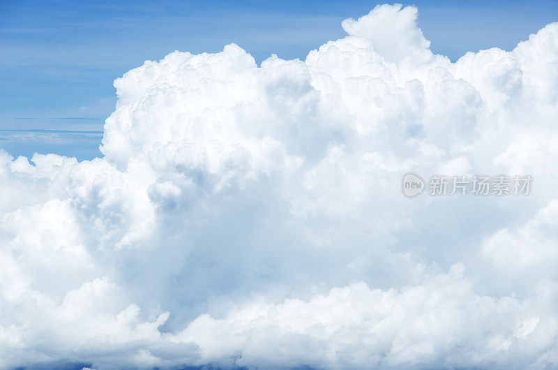 云和蓝天的背景
