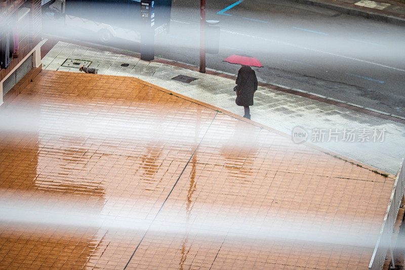 雨中的城市