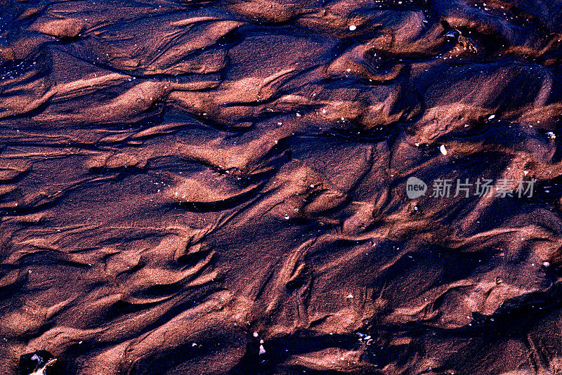 暗紫色抽象纹理。沙子的背景。