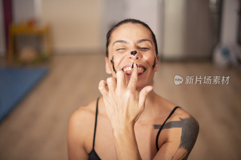 用咖啡护理皮肤的女人