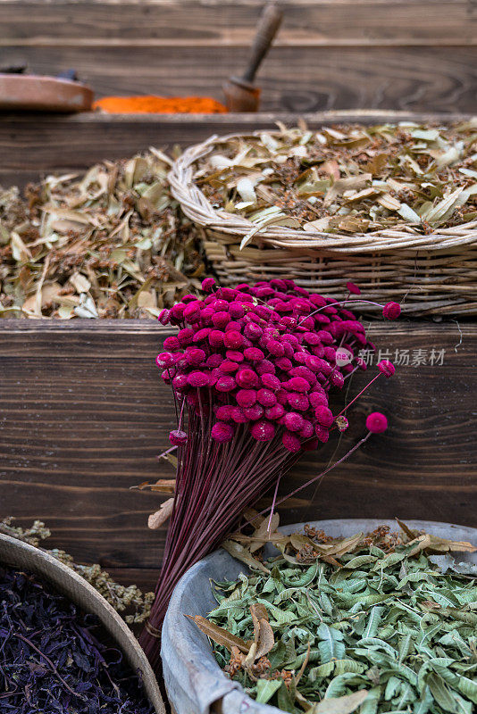 奥斯曼市场上的干花和香料