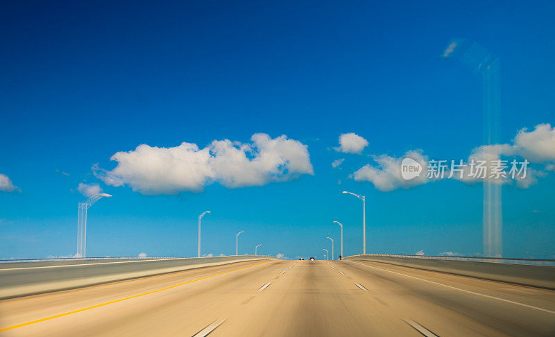 在新冠肺炎大流行期间，佛罗里达迈阿密空无一人的高速公路