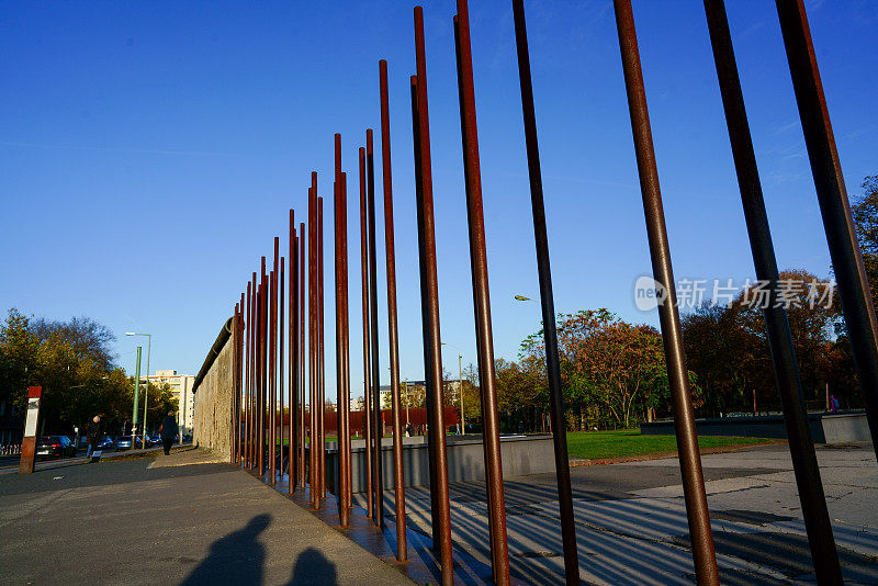 德国柏林伯纳尔大街上的柏林墙纪念碑