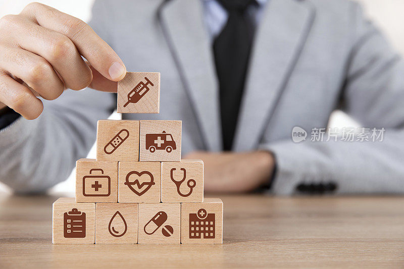 商人安排与医疗保健和医药图标的木块堆叠