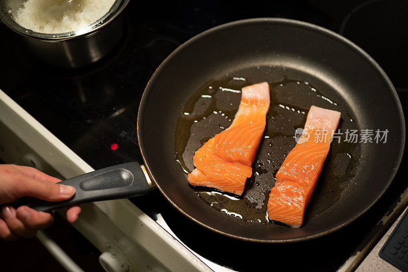 厨房用平底锅煎鲜鲑鱼片
