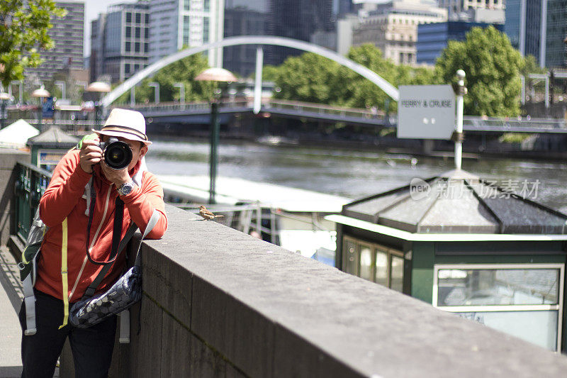 亚洲游客在澳大利亚墨尔本的雅拉河拍照