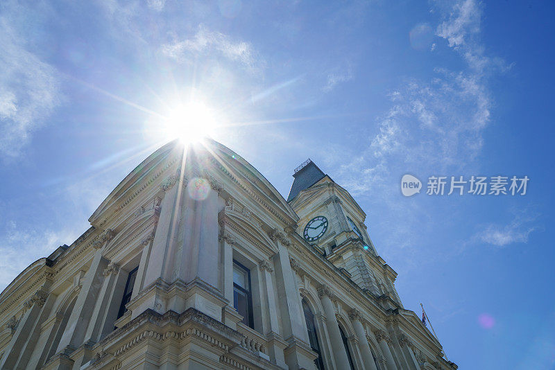 怀塔基区议会大楼，位于新西兰历史小镇欧阿马鲁的市中心街景