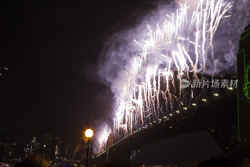 悉尼海港大桥在2020年新年前夜的烟花欢迎秀上