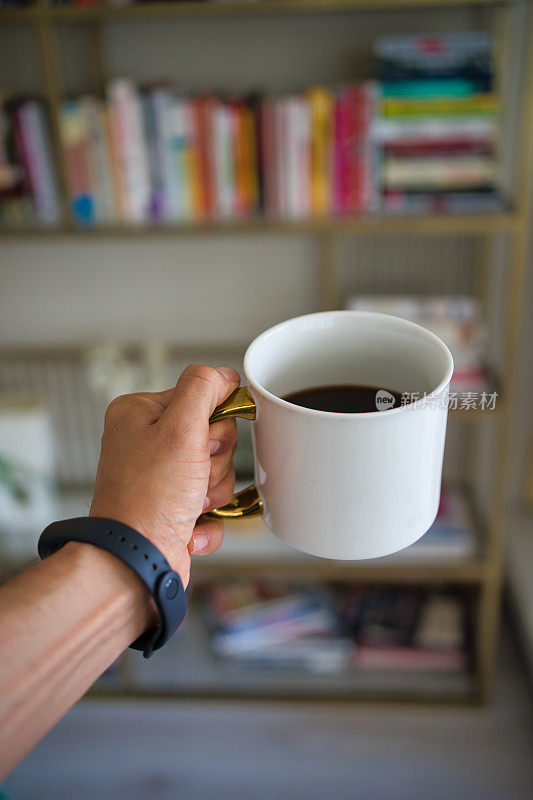 手里拿着咖啡杯的男人