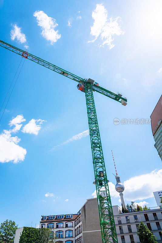 带吊车的柏林电视塔-建筑工地