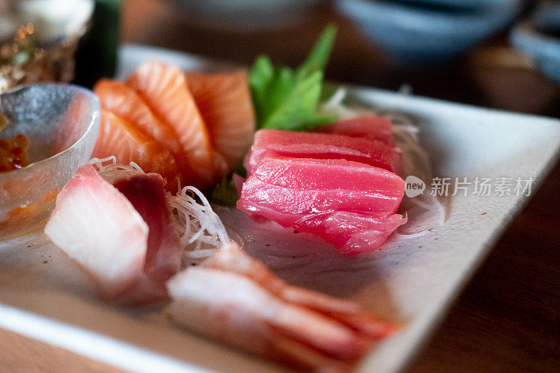 鲜嫩的鱼生鱼片，色彩斑斓，美味可口。日本料理生鱼片套装
