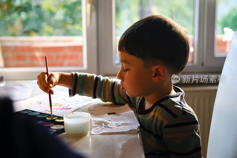 4-5岁儿童在家用水彩作画