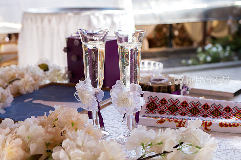 婚礼当天，喜庆的餐桌上放着盛有香槟的婚礼酒杯