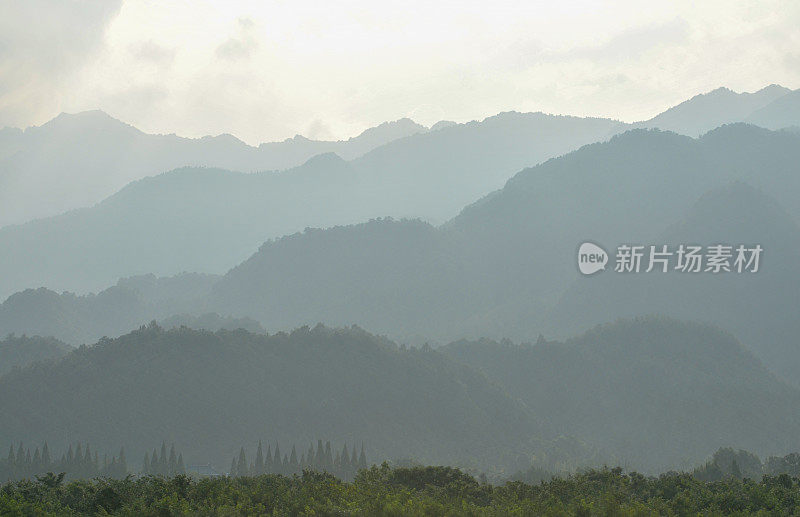 日出时朦胧的群山