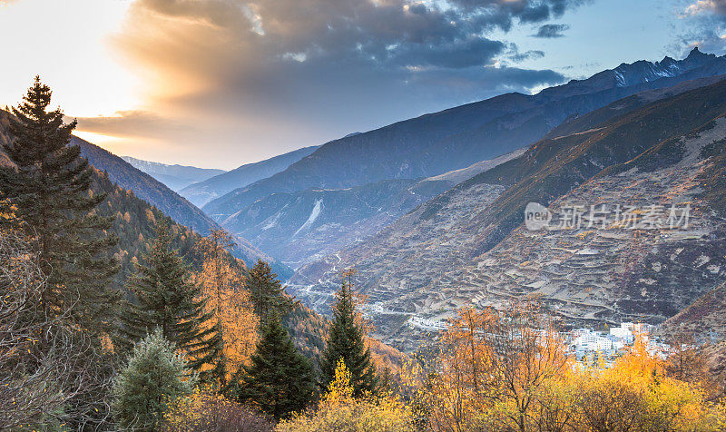 中国，西藏，四川，亚丁，香格里拉山，秋天的自然景观