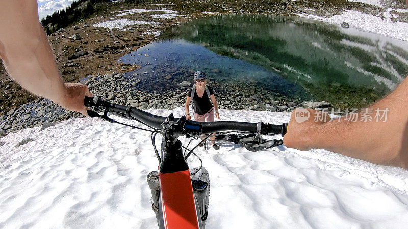 山地电动自行车从雪山斜坡上骑下来