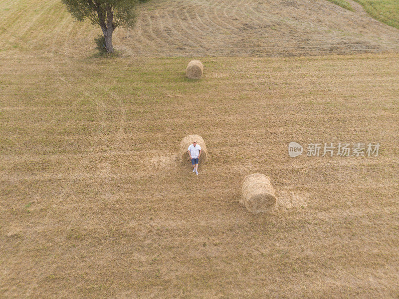 成年农民在草坪草农业区。鸟瞰图。