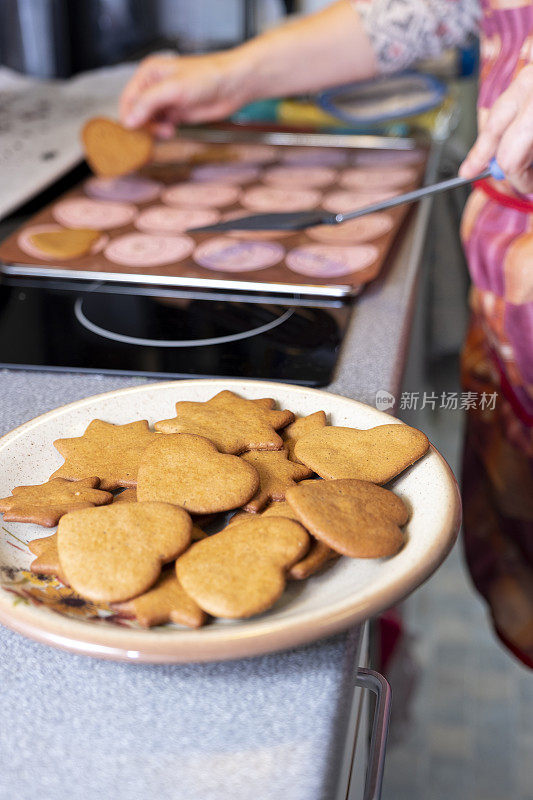 女人的手。准备姜饼的女人。