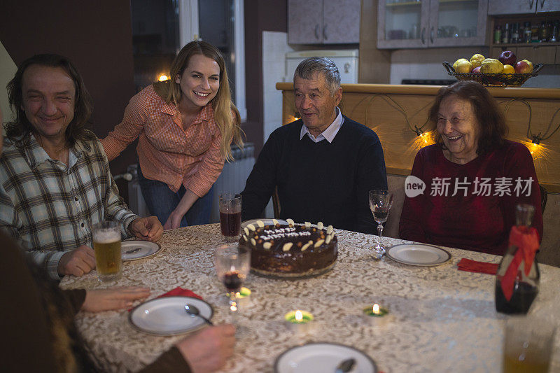 全家人在家里庆祝爷爷的生日