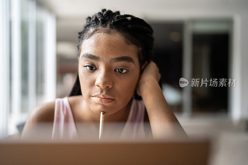 专注的少女在家学习