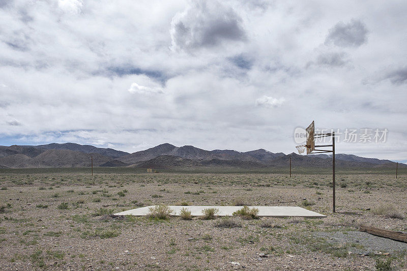 孤独的沙漠篮球场