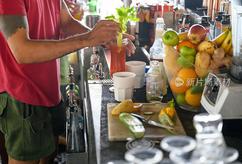 酒保准备了一杯血腥玛丽