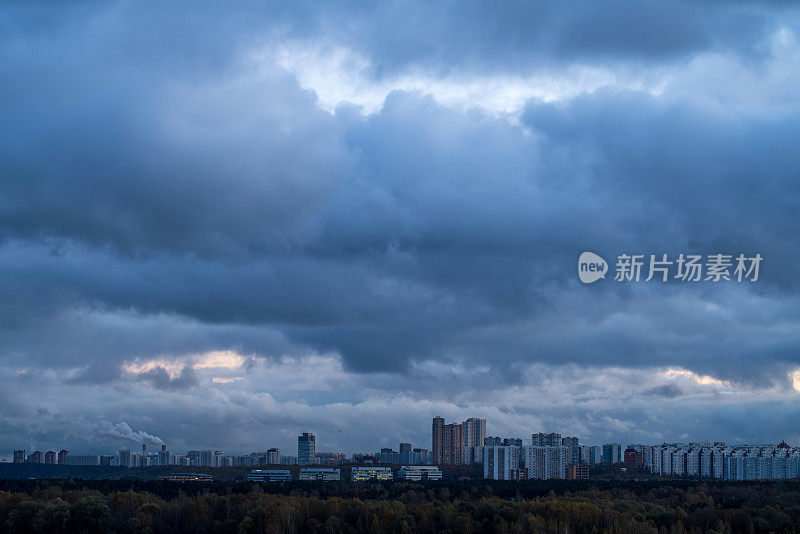 夜晚拍摄的城市天际线和戏剧性的天空