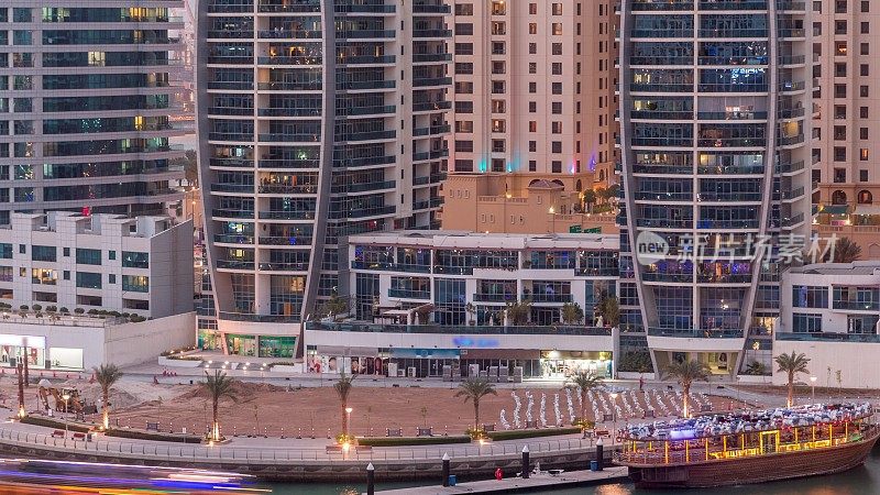 迪拜码头摩天大楼，港口与豪华游艇和滨海步行街空中昼夜时间流逝，迪拜，阿拉伯联合酋长国