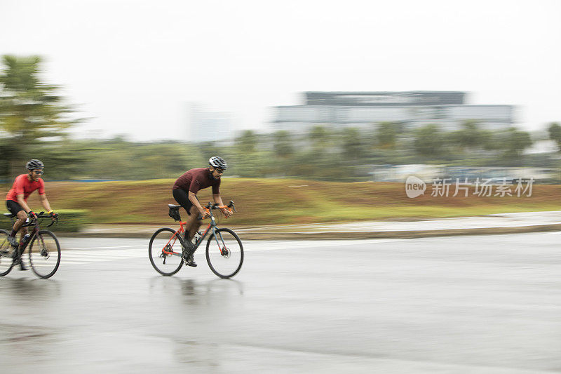 男子标准公路自行车赛在平移照片