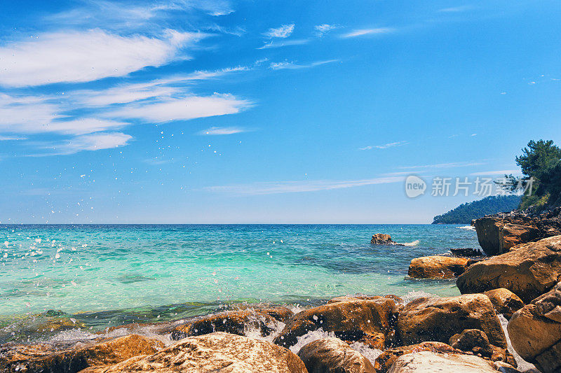 希腊岛上美丽的海滩，岩石嶙峋的海岸线，绿松石般的大海