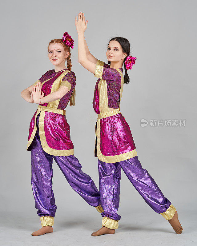两个可爱的女孩穿着巴基斯坦民族服装跳传统舞蹈