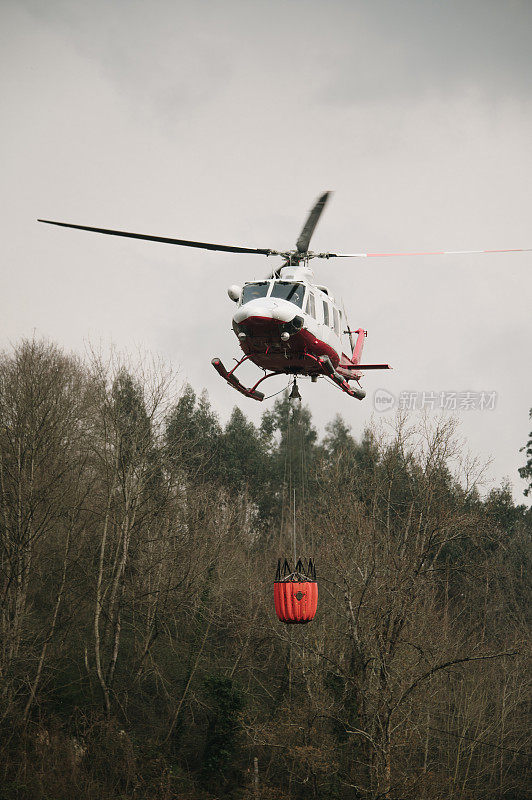 消防直升机在森林上空飞行