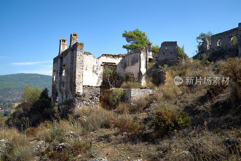 希腊鬼村Kayakoy山坡上的古老废墟