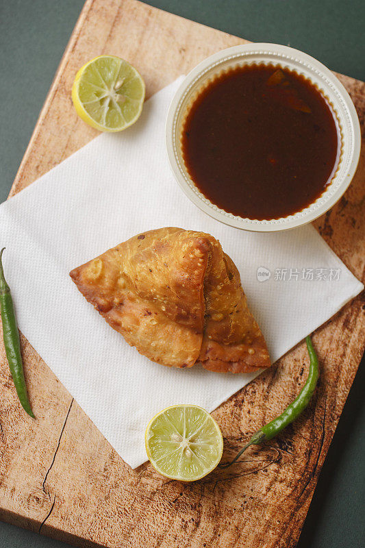 油炸萨莫萨三角饺