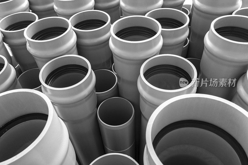 建筑工地上储存的新PVC塑料管堆