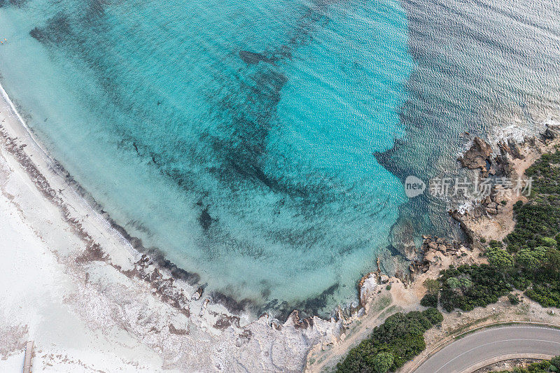 无人机视野的海岸线和道路