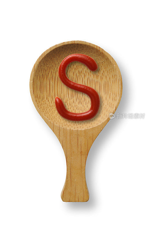 在白色背景上，用番茄酱写在木勺上的字母s的孤立镜头