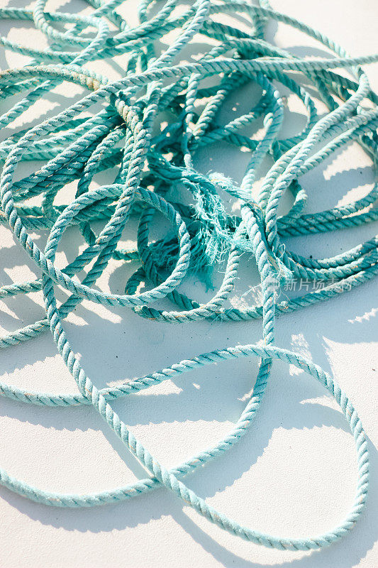 绳子放在船上的地板上