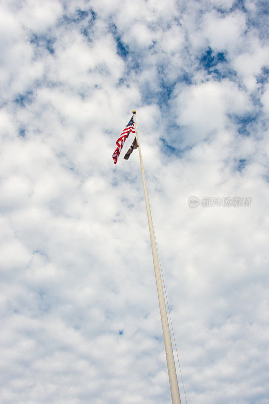 美国和POW-MIA的旗帜高高飘扬在天空中