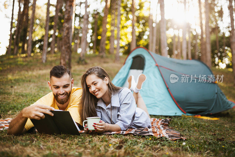 浪漫的情侣露营，休息和看书