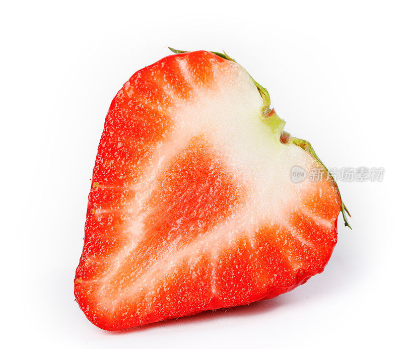 白底上放着切开的红颜草莓