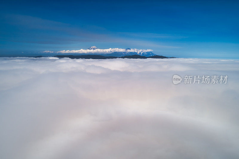 驾驶无人驾驶飞机飞过云层