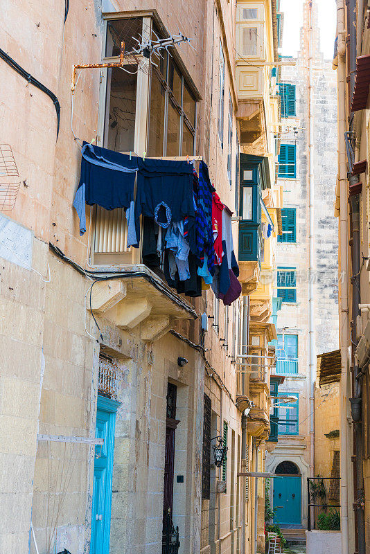 位于欧洲马耳他瓦莱塔的古老建筑的小巷子