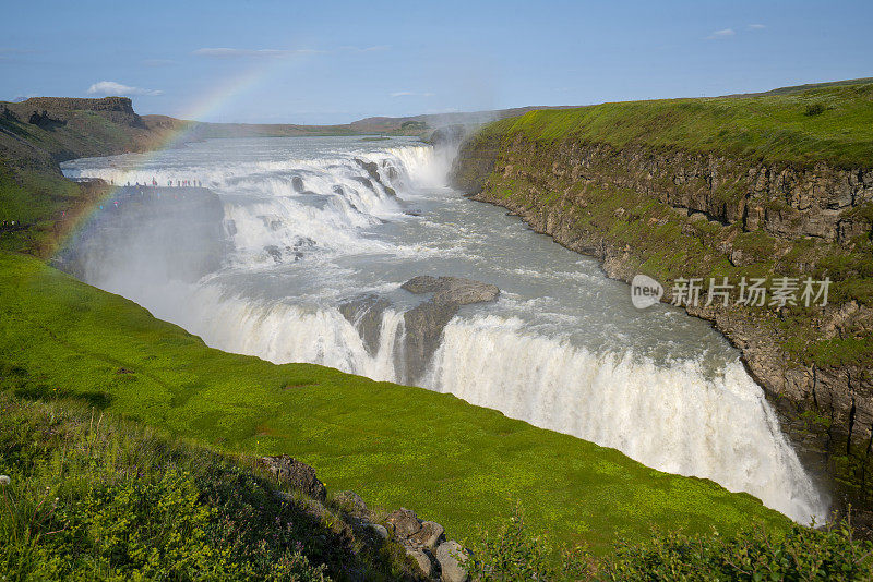 在冰岛Hvítá河上的Gullfoss瀑布，人们站在彩虹下