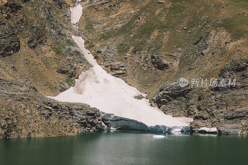 吉尔吉特-巴尔蒂斯坦山脉湖的壮观景色