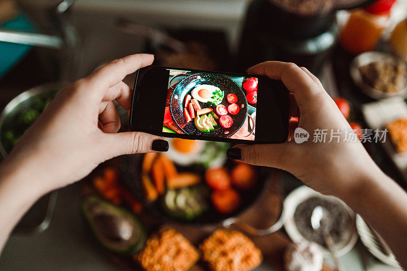 在家里拍一张健康煎蛋早餐的照片