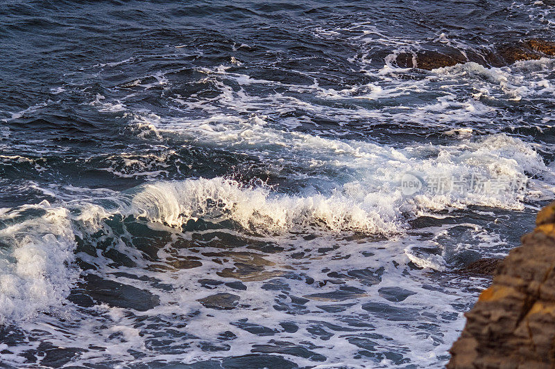 海浪拍打着海岸