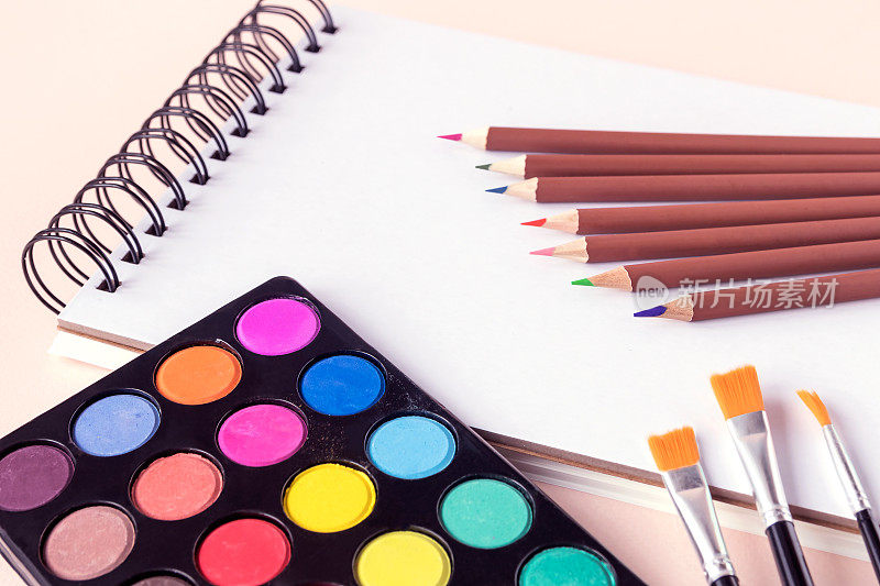 家里和学校的绘画用品，画册，彩色铅笔，丙烯酸颜料。